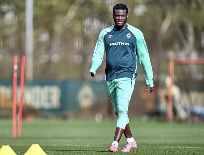 大腹便便,图片报:博尼费斯回到不莱梅,体重超标近10公斤