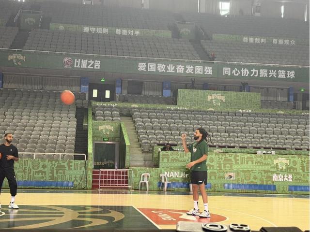 南京同曦总经理：正加急为J.Cole办手续，4日晚他将以球员身份亮相