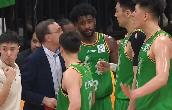 辽宁男篮输球赵继伟低迷 北京险胜三将亮眼 上海连胜洛夫顿闹情绪
