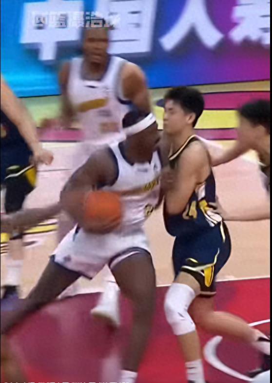 输得不服？王博怒喷：好像摔跤柔道比赛，粤蜜：裁判已很帮广厦了