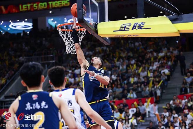 铁血斗志拼满全场！广东主场20分大胜广厦