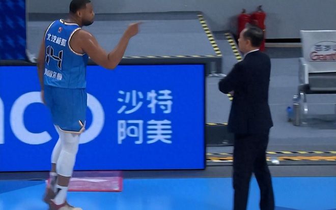 CBA再现奇葩剧情！外援被换下发飙怒骂主教练，麦基不满加入战局