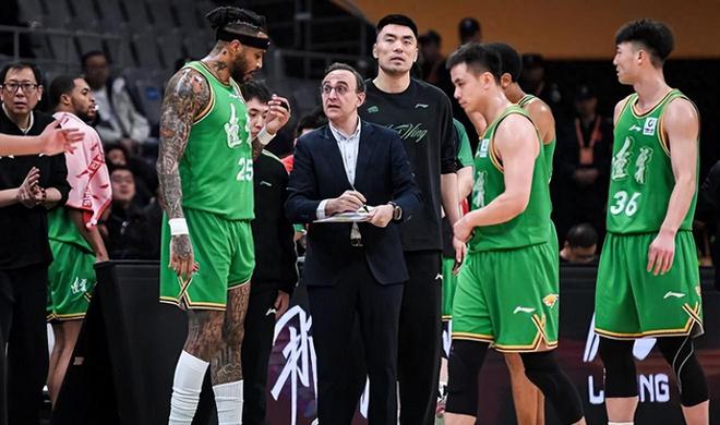 为何这么激动?赛后乌戈一口气表扬和感激了4名队员,一人反复夸