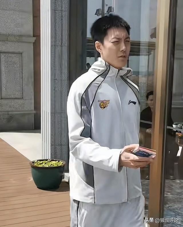 简单粗暴宠粉!胡明轩给客场粉丝送球票 今夜战青岛能否走出低迷