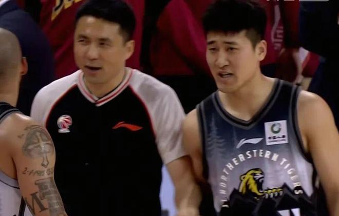 吉林男篮19分大胜,送四川男篮36连败!姜伟泽被驱逐,景菡一21+6