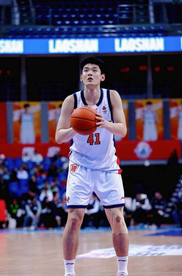 生涯之夜！18岁王洪泽8中7超高效率砍22分8板4助，杜锋：再接再厉