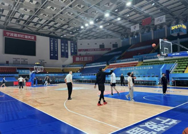 记者：洛夫顿、王哲林留在上海治疗，将缺席客战宁波的比赛