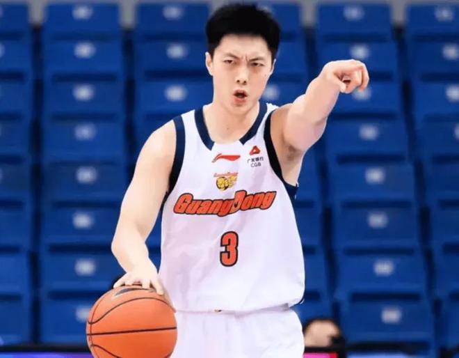 杜锋多给胡明轩一些尊重吧！末节开始搏命主导攻守，他的能力不差