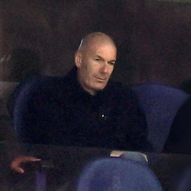 老熟人，齐达内现身伯纳乌观看皇马vs拜仁