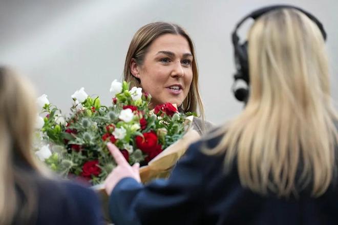 女足门神告别温布利：一场公关灾难如何被掌声救赎