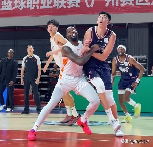 广州季后赛悬念一战狂撸16板统治禁区 徐昕压制福建核心大外援