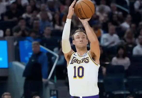 湖人双核伤退，17号秀坐穿板凳？雷迪克死不用他，今夏恐白送！