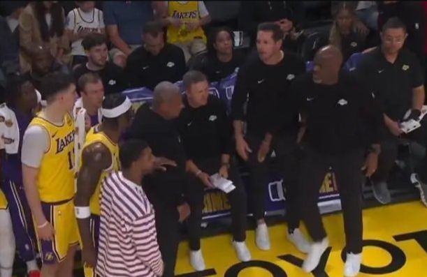爆发冲突!仅上场16秒就被罚下,湖人球员范德比尔特怒喷雷迪克!