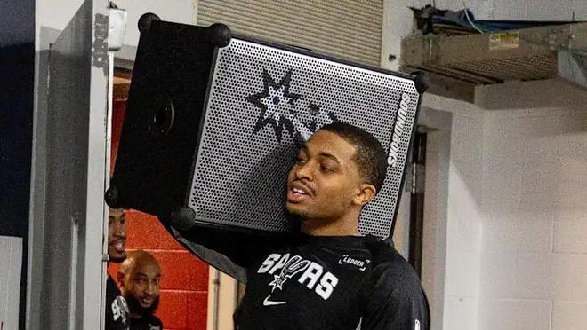 给文班剃头的马刺DJ,成为NBA最佳第六人