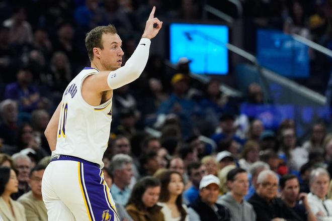 王炸!肯纳德最后0.6秒3分绝杀魔术,湖人三巨头众星拱月膜拜神射手