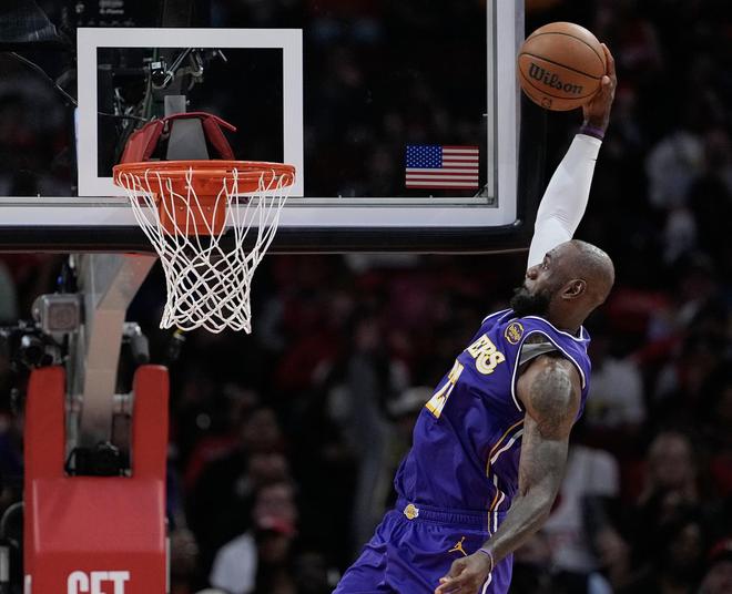 杜兰特:詹姆斯能再打个四五年,他是一个划时代的运动员