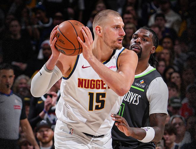 掘金逆转森林狼总分1-0：约基奇25+13+11创历史第3 穆雷30+5+7