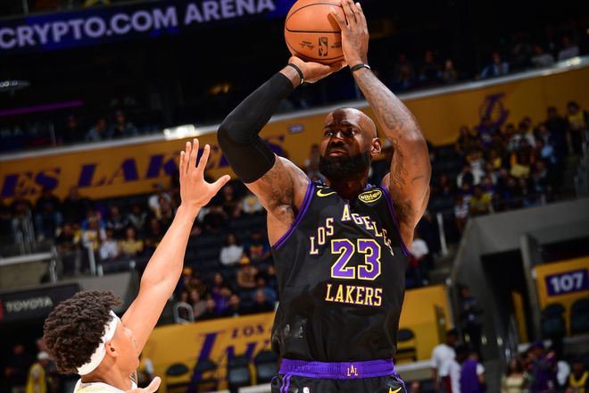 轰21+7+7,老詹预定一项历史第一!湖人22战17胜2年1100万捡到宝