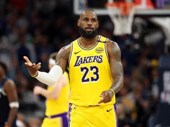 输雷霆43分、后卫全伤！湖人季后赛蒙尘，詹姆斯重启2015独舞模式