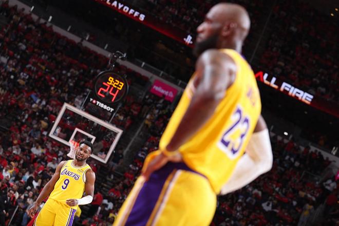 老詹29+13连创历史第一，湖人5大喜讯因祸得福！2年1100万捡大漏