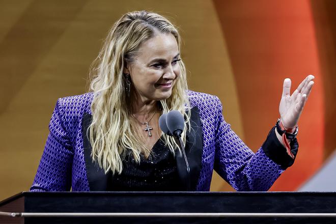哈蒙拒绝回马刺：我很享受重返女篮球队 我不是在等待NBA的机会
