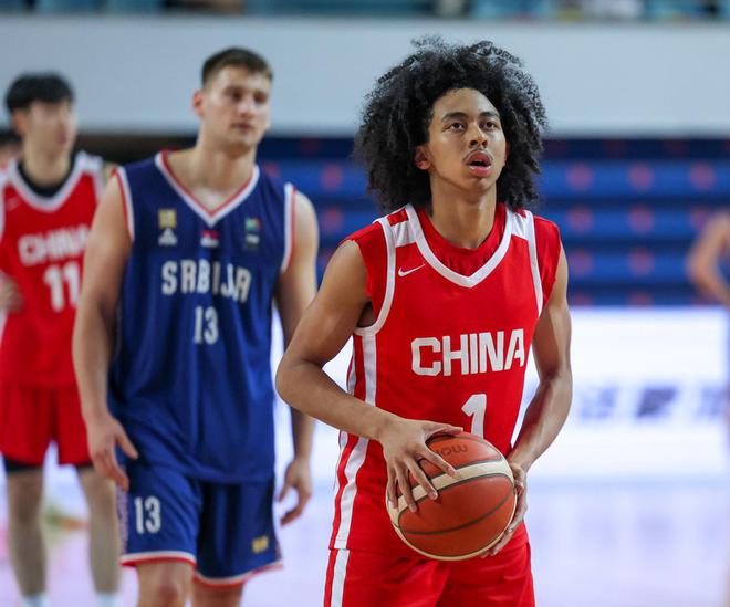 恭喜！中国男篮17岁混血新星崛起：攻防一体闪耀，获郭士强调教