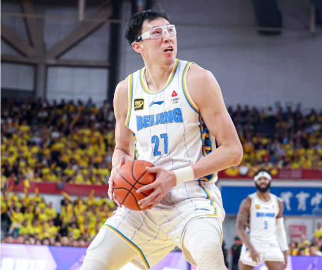 周琦生涯總決賽5戰(zhàn)全勝：轟13+14成內(nèi)線鐵閘 數(shù)據(jù)不完全體現(xiàn)價(jià)值