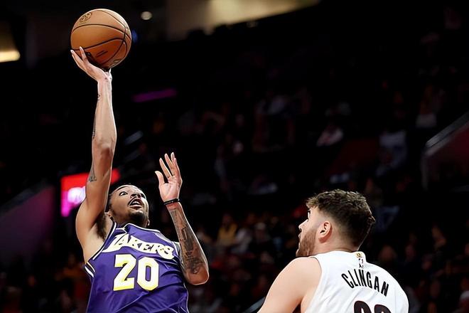 湖人兩大球星：史密斯每天都在努力訓(xùn)練，他配得上一切掌聲