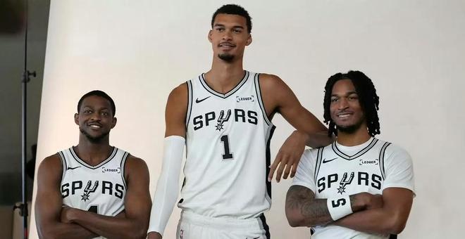 狂勝28分，文班26+12怒吼慶祝！5連勝反超湖人，馬刺喜升西部第3