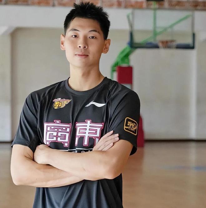 还未痊愈？崔永熙深蹲30个+卧推11个+弹跳3.44米 玉人记者大赞