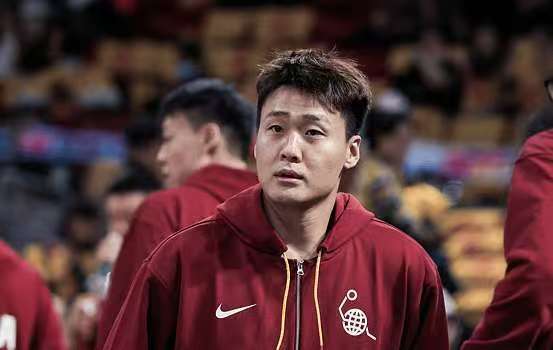 男篮13名球员出征韩国，胡明轩一连拉胯，徐杰应该进入国家队