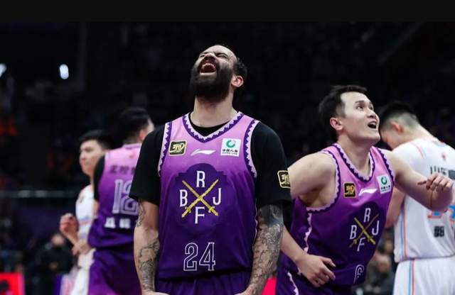 17投狂轟36分7助！超級外援大殺四方，張慶鵬提前收獲季后賽法寶