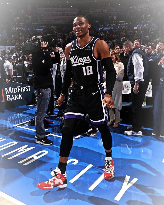 威少生涯籃板數(shù)達到8734個，超越基德成為歷史籃板最多的后衛(wèi)