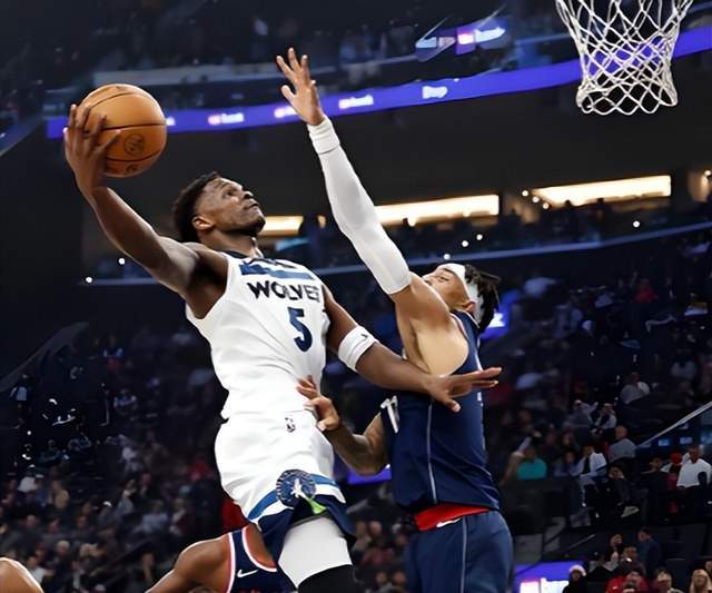 三分惜?。≈鲙洸贾脩?zhàn)術(shù)，哈登冷眼旁觀！快船暗戰(zhàn)繼續(xù)！