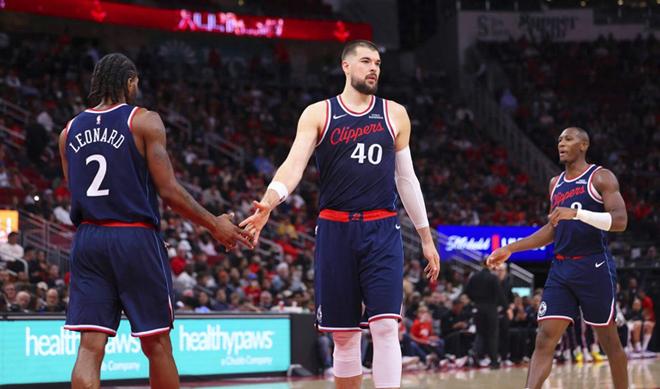 10戰(zhàn)9敗快船如何破局？美媒曬3換2交易方案：賣祖巴茨救哈登小卡