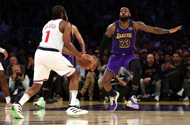 东契奇43+9+13创历史第1神迹，刷爆纪录！湖人掀翻快船，詹皇25+6