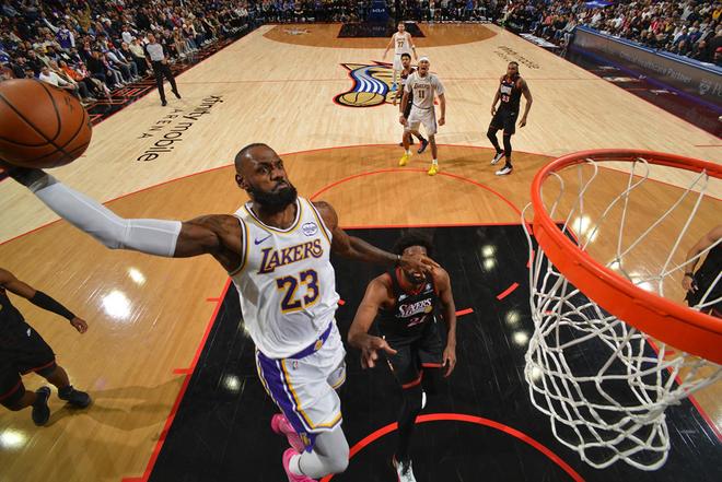 末节12分+制胜抢断，40岁詹姆斯最佳一战！使用手册摆在湖人面前