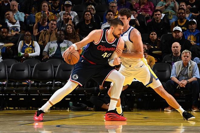 防守硬度大幅下降！快船內(nèi)線(xiàn)支柱本賽季的表現(xiàn)與上賽季判若兩人？