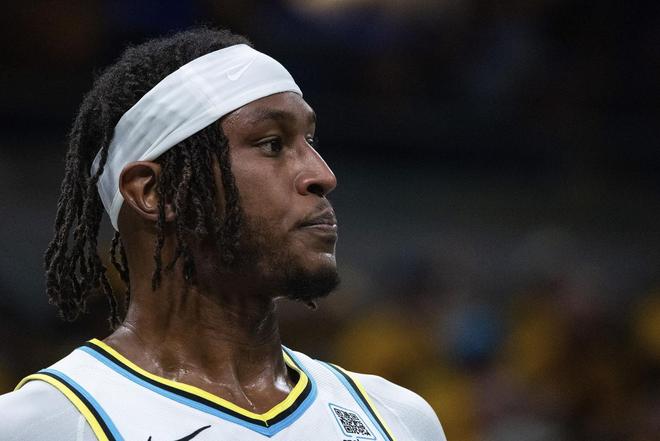 12-15！这就是特纳的改变，1.08亿中锋沦为雄鹿末节看客