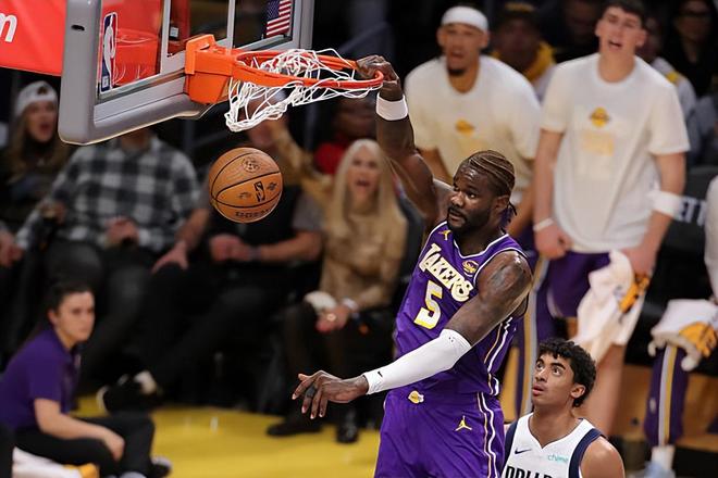 面对浓眉依然能够强势表现！湖人内线支柱的作用还是被低估了？