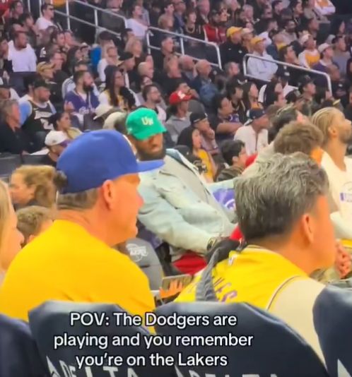 一心二用！昨天湖人比賽期間，詹姆斯邊看球隊(duì)邊看道奇比賽