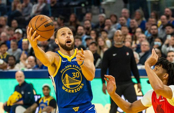 勇士再负开拓者！库里48分+12三分创历史，被格林6分钟4失误害死