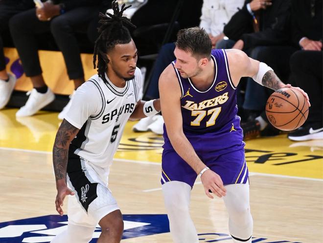 東契奇35+9+13創(chuàng)NBA歷史第1神跡，還刷爆紀錄！文班亞馬14中5低迷