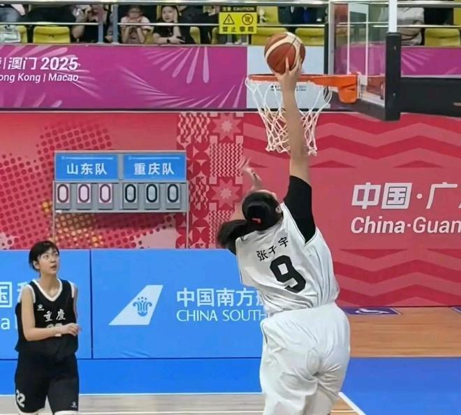 张子宇成为国内女篮实战扣篮第一人，女篮队员扣篮这么难吗？