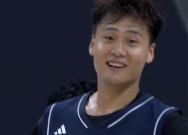 全运男篮：广东大胜浙江头名进八强 赵睿13+8+7胡明轩徐杰均14分