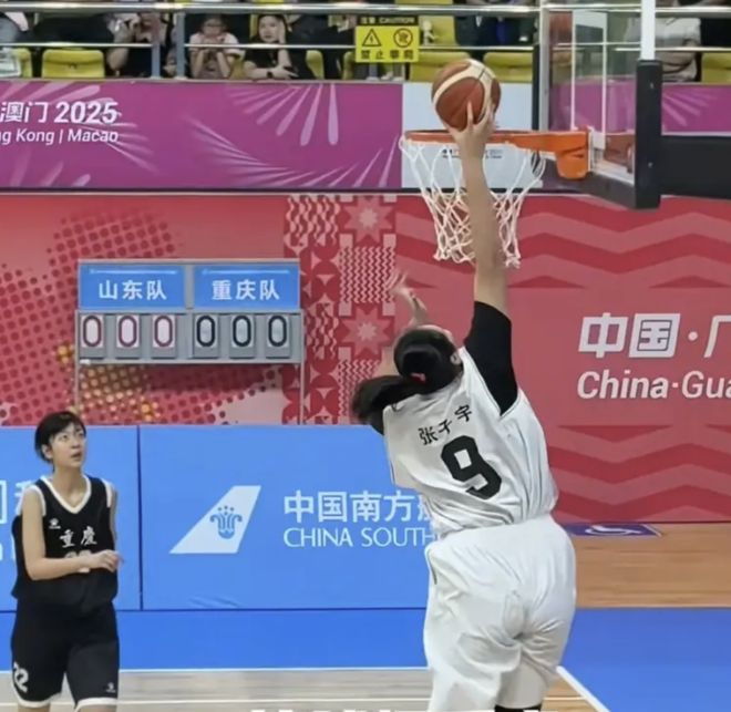 張子宇扣籃了！改寫中國女籃歷史！完成實(shí)戰(zhàn)首次暴扣激動握拳狂奔