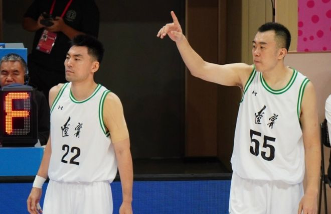 有意思！当年互相嫌弃，如今惨败广东19分，杨鸣却和杜锋有说有笑