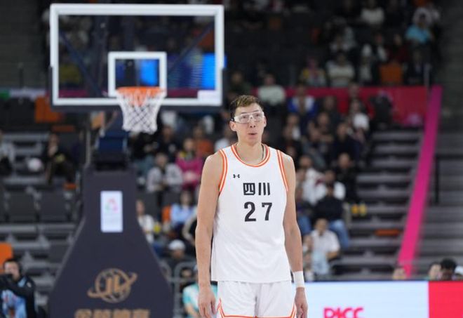 难打硬仗！周琦被余嘉豪压制最后连续失误 不禁想起世界杯对波兰