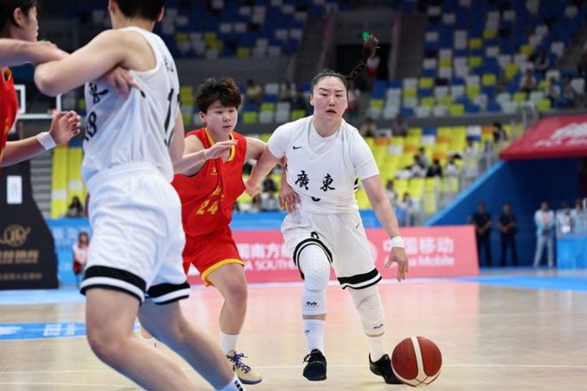 泪目！中国女篮31岁王牌复活冲冠：轰24+6记三分太准挑战王思雨？