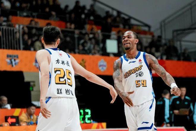 广厦103-99青岛迎3喜1忧！2新外援太好用，赵嘉仁太准了！